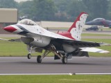 RIAT2007_090 - Thunderbirds team leader landing