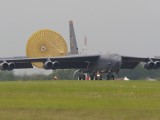 RIAT2007_091 - the B52 lands with chute - spectacular