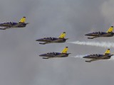 RIAT2009_227 - tight formation by the Breitling team